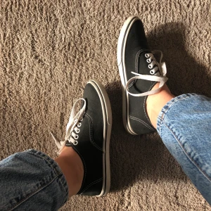 Svarta vans - Svarta vans i bra skick. Använda fåtal gånger då de är lite stora. Storlek 5.5 us men skulle säga att de är cirka 36-37 i eu storlek. Frakt tillkommer🌟