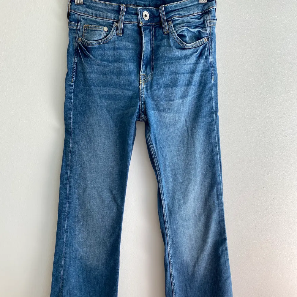 Säljer ett par snygga bootcut jeans från H&M i strl 24/30 som tyvärr är för små för mig. Har bara använt dem ett par gånger så de är i fint skick! Kan mötas upp i Malmö, annars kostar frakten 55 kr. . Jeans & Byxor.
