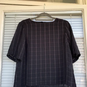 Carin Wester topp - Kortärmad blus från Carin Wester. Strl: 36, öppen rygg till viss del. Oanvänd. 