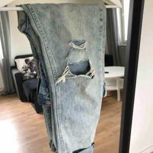  - Snygga boyfriend jeans från hm med snygga hål på knäna. Använda ett fåtal gånger☺️ Jag kan frakta men då tillkommer fraktkostnaden💙💙