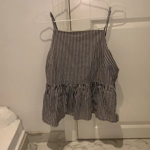 Randig topp från PIECES - Ett sommarlinne från PIECES. Storlek L men liten i storleken över brösten. 