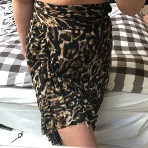 Storlek S, leopard kjol med slits och fina detaljer från NAKD. 