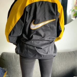 VINTAGE NIKE JACKA - Jackan som får alla killar, tjejer, icke-binära och så vidare att tappa hakan. Sätt dig i en park med denna och alla kommer vilja vara din kompis (håll avstånd såklart). Köp den ba. KOLLA ALLA ANDRA annonser. ✌🏼✌🏼✌🏼
