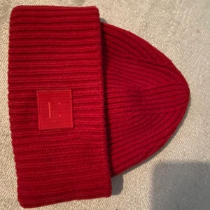 Acne mössa - Använd ett fåtal gånger, fick i present! Jättefin färg , priset är 50kr extra frakt