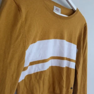 Gul tjocktröja - Fin gul tröja från Pull & Bear! Inte alls särskilt tjock i materialet, perfekt till sommaren! Kommer tyvärr inte till användning men är i superfint skick. Knappt använd! Frakt tillkommer✨