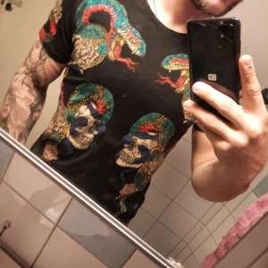 Philipp Plein t-shirt - Garderobsrensning: T-shirt från Philipp Plein strl L. Sitter bra på mig även fast jag normalt bär M. Tröjan är använd en gång sedan tidigare och nu vid bildtagning så skicket är nyskick. Skickas spårbart och alltid tvättad/kemtvätt. 