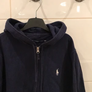 Huvtröja - Marinblå Ralph Lauren tröja. 