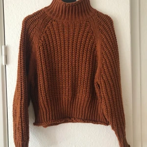 Stickad tröja, HM  - Mysig och varm! Stickad tröja från hm i kopparfärg, sparsamt använd. 