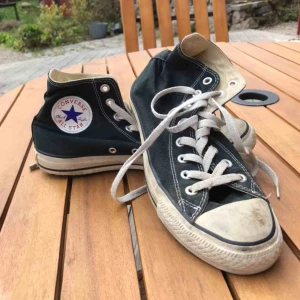  - Svarta hightop converse i storlek 40. Välanvända men hela. 150kr, frakt ingår i priset! 💕💕