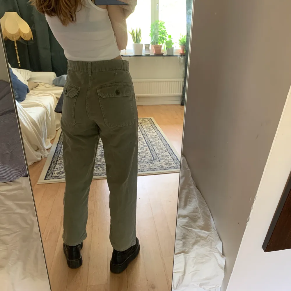 Militärgröna byxor i slitstarkt material, storlek 38. Raka i benen och många fickor. Lite stora i midjan för mig men otroligt sköna då de är såpass höga! Knappt använda. . Farkut & Housut.