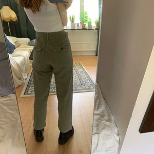 Militärgröna byxor - Militärgröna byxor i slitstarkt material, storlek 38. Raka i benen och många fickor. Lite stora i midjan för mig men otroligt sköna då de är såpass höga! Knappt använda. 