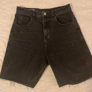Coola svarta oversized shorts från märket Collusion. Köpta som långa byxor men klippta. Perfekta till sommaren!🖤🖤 säljer pga överflöd av byxor! 