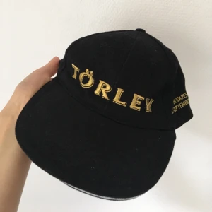 Ikonisk Törley keps  - Ikonisk Törley keps. Ställbart band bak så passar de flesta. Superfint skick! 100% cotton. Tar bud pga måste bli av med allt asap!!!!! Kan mötas upp i Gbg eller skickas spårbart mot en fraktkostnad på 63 kr. Skriv om du har några frågor!🦋🍾🍾🍾