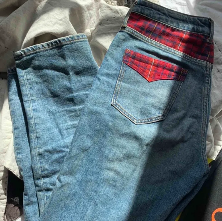 Högmidjade Jeans från Tommy hilfigher. Jättesköna eftersom det är lite stretch i, det står L32 i byxorna men såhär ser de ut på mig som brukar ha L30 tyvärr har de en fläck på benet (syns på bild 3) . Jeans & Byxor.