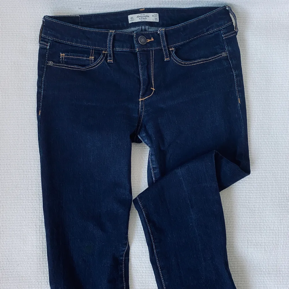 Använda fåtal gånger, nyskick. Snygg genomblå klassisk färg storlek 4s - W27 L29. Skinny jeans. Jeans & Byxor.