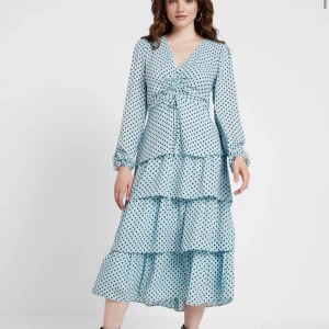 Prickig klänning storlek 36 - Ursnygg ljusblå/svartprickig klänning med volanger. Aldrig använd endast provad. Köpte den för 799kr och mitt pris är 500kr.