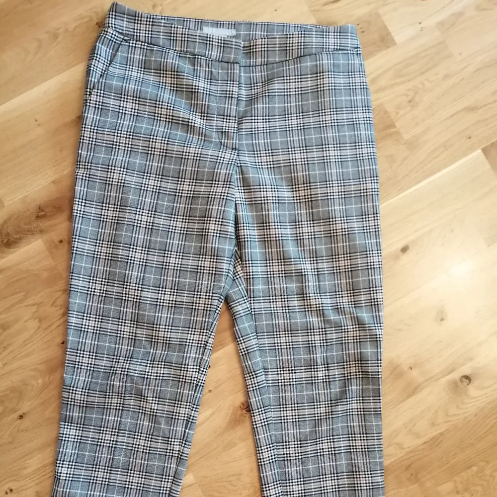 Använd enstaka gång❗Bild nr.3 visar passformen men byxor på bild 1 säljs. Använd enstaka gång, ordinarie pris 299kr. Jeans & Byxor.