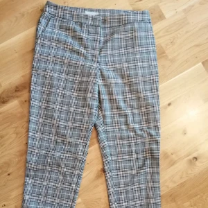 Rutiga byxor - Använd enstaka gång❗Bild nr.3 visar passformen men byxor på bild 1 säljs. Använd enstaka gång, ordinarie pris 299kr
