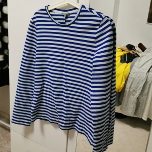 nyskick cos topp - randig tröja från COS