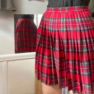 Rutig kjol - Söt schoolgirl/kilt inspirerad kjol! Knälång och är utav ett väldigt skönt material. Skriv om du har några frågor😌 Fralt tillkommer. 
