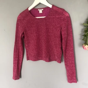 Rosa glittrig tröja - Köpt på monki och använd 1 gång. Den är mer rosa i verkligheten! Gratis frakt!!💕