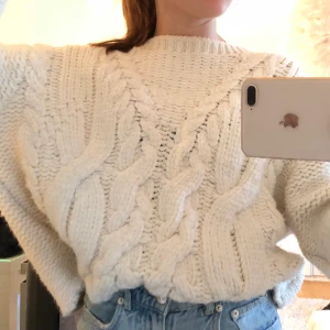 Stickad tröja - Väldigt fin o mysig stickad tröja från Chiquelle💕 storlek ONE SIZE, passar alla beroende på hur man vill ha den. Aldrig använd🤩