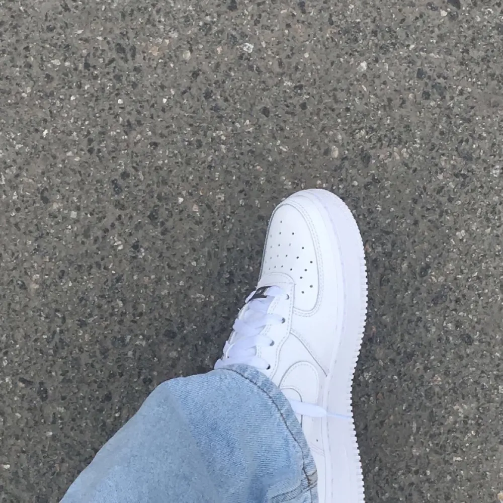 SISTA CHANSEN!!!Säljer mina älskade nike air force skor då de är för små. Storlek 38,5 och i nyskick då jag köpte dem för ca3 veckor sedan. Buda i kommentarerna eller i chatten. Köpta för 1050kr. LEDANDE BUD 770kr. Skor.