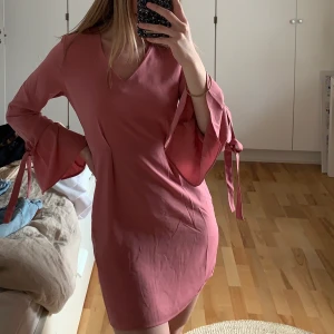 Nakd klänning  - Klänning från Na-kd i storlek 36. Aldrig använd/nyskick. Pris-160kr