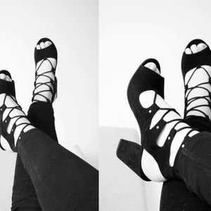 Klackar med snörning - Svarta klackar från din sko med snörningarna lite gulddetaljer. Storlek 38 och använda en gång. Köparen står för frakten.💖