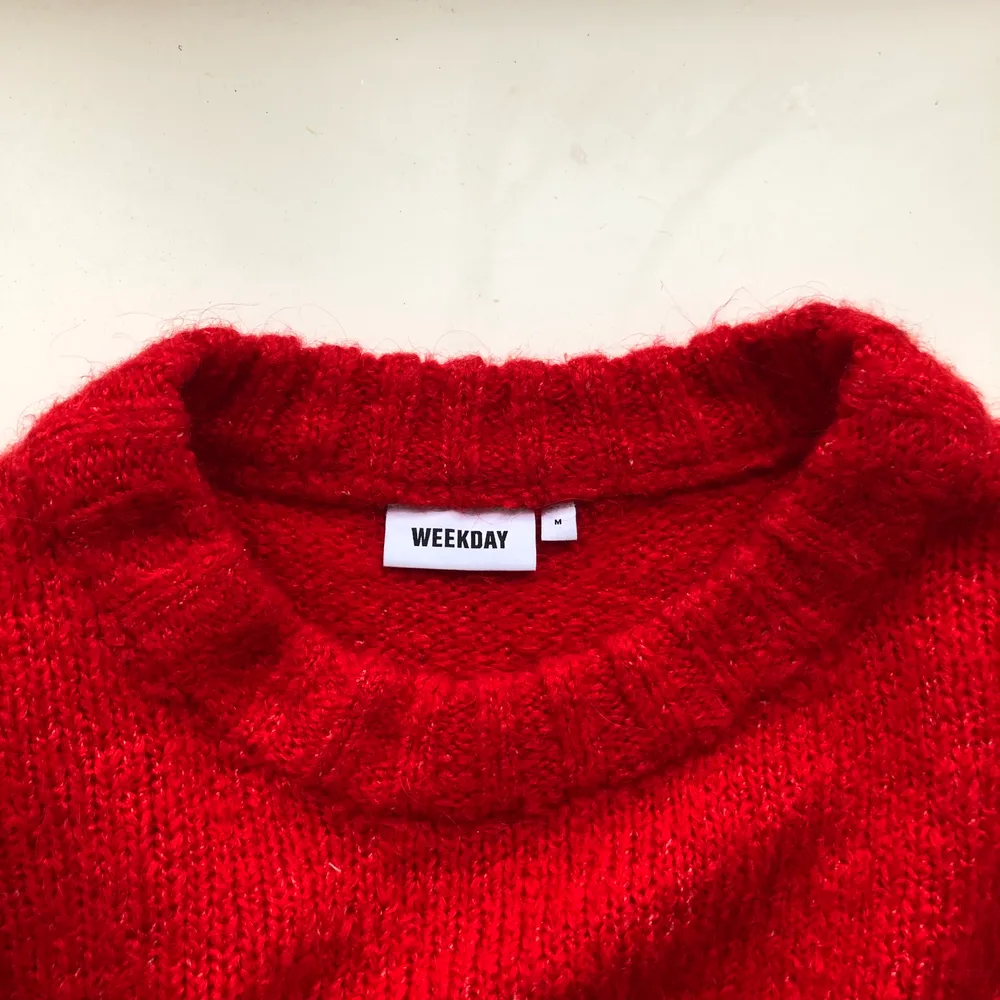 Röd stickad tröja från Weekday, knappt använd. Köparen står för frakt 💕. Stickat.