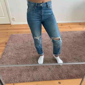  - Snygga boyfriend jeans. Storlek 32 men skulle mer säga 34 de sitter lite stort på min midja. 