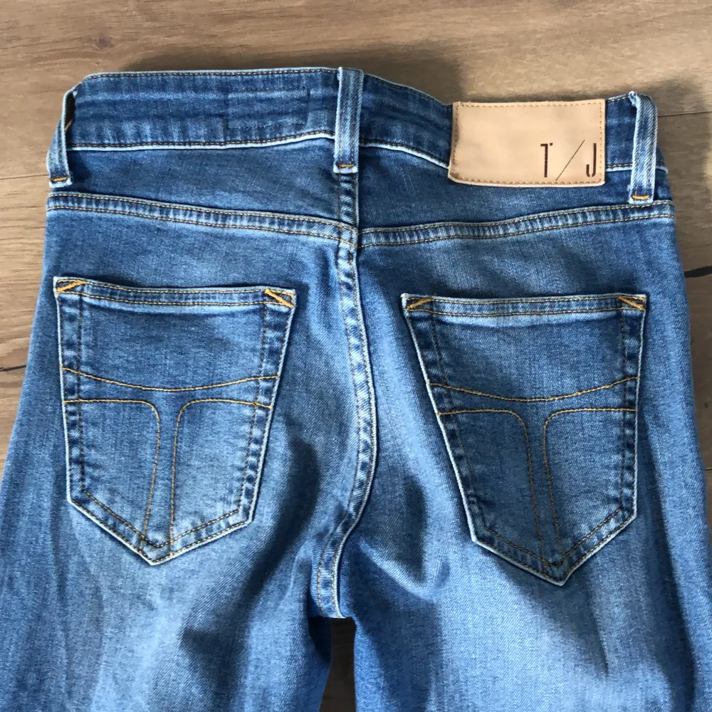 Blåa jeans från Tiger of Sweden. Säljer då jag växt ur dem. Väldigt fint skick i storlek 25/32. Säljer dem för 350 kr.. Jeans & Byxor.