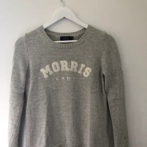 Morris tröja  - Säljer min gråa Morris tröja då den inte kommer till användning. Den är som nu använd fåtal gånger. Storlek s men skulle säga att den även passar xs. Nypris 1200 kr, mitt pris 350 kr. Kontakta mig för fler bilder. Sänkt pris till 250kr!