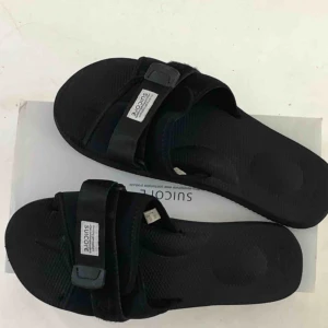  - Säljer nu mina fina suicokes, sparsamt använda!! Nypris runt 1.5k. Storlek 37 men gaska stora i storleken, tror de passar bäst på en 38 men även folk med 37 och 39 kan använda dem! 💅🖤