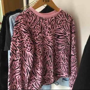  - Huur fin & helt oanvänd tröja💓💖 jätte skön att ha på sig! 