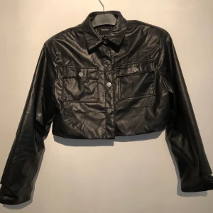 Croppad jacka - En kortare jacka från Boohoo! Storlek 38 😇 säljes för 200 kr inklusive frakt! 💞