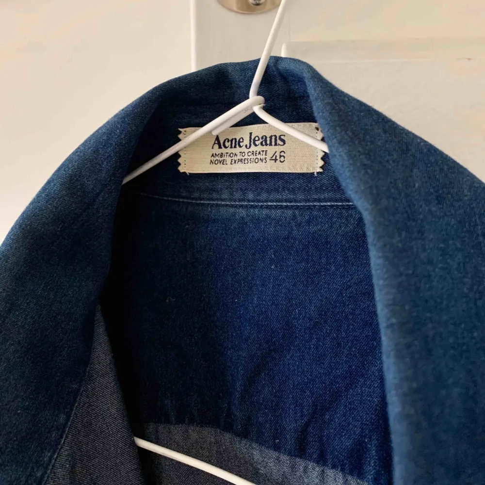 Mörkblå denimskjorta från Acne. Använd endast ett fåtal gånger, mycket fint skick! Storlek S men kan gott användas av XXS/XS också.  Möts upp i Stockholm eller så står köparen för frakt!✨. Skjortor.