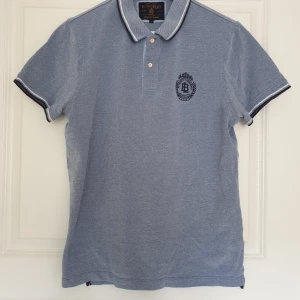 Bondelid Polo t-shirt strl L - Säljer en snygg polo i nyskick i str L Perfekt till sommar. Kommer från djur- och rökfritt hem Samfraktar