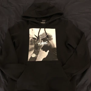 Tupac hoodie storlek xs - köpt från junkyard för 599kr, använd Max 10 gånger