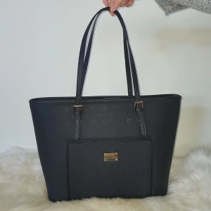 FAKE Pierre Cardin Svart Väska - Bra skick, fläck på botten kanten!