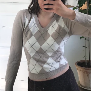 Beige stickad tröja💛 - Asfin och trendig beige tröja med rutmönster💛💛💛 Möts upp i Stockholm annars står köparen för frakt:)