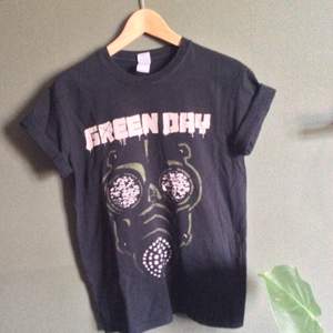 Gammal Green Day merch T-shirt, inte använd på flera år tyvärr. Strl s och Sitter ganska tajt på mig men på ett snyggt sätt.