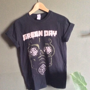 Green Day merch  - Gammal Green Day merch T-shirt, inte använd på flera år tyvärr. Strl s och Sitter ganska tajt på mig men på ett snyggt sätt.