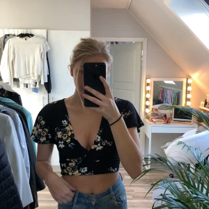 Topp - En supersöt och inte använd topp från h&m. Strl xs-s. Köpare står för frakt📦📦📦