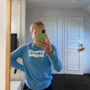  - Denna söta sweather från Levis i en babyblå färg😇 Sparsamt använd. Köparen står för frakten💕