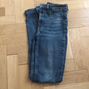 Jeans från Hm - Jeans från hm i fint skick. Använda fåtal ggr. Något stora i storleken. Har ett par likadana i storlek 34 som passar mig som är xs/25 i storleken 