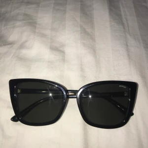 Solglasögonen  - 👉Tryck på kommentarerna och skriv att du vill köpa under bilden för att köpa. Inget budkrig utan först till kvarn. Betalning sker via Swish.  📦Skickas mot spårbar frakt! Fraktkostnad får du reda på när du vill köpa. #solglasögon #mode  