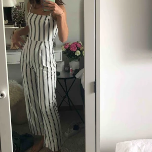  - Så fin jumpsuit. Använd fåtal gånger så i väldigt bra skick!🌸