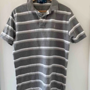 Ralph Lauren Pike - En oversized vit/grå randig vintage/retro topp från Ralph Lauren! Knappt använt, jätte fint skick :) Kan så klart skicka fler bilder, och frakt tillkommer! 