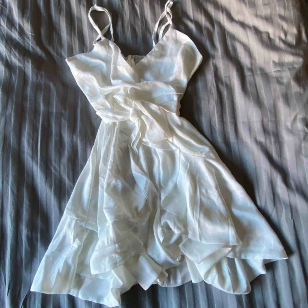 Skater klänning från Selfie Leslie, köpt förra sommaren. Köpt för 59,99$ (602kr). Säljer pga att den blivit för liten. Tredje bilden är samma klänning fast i storlek S! Köparen står för frakt! . Klänningar.
